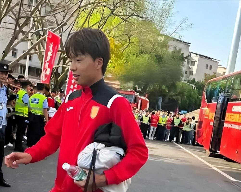 李镇全新签约法甲欧塞尔，重庆铜梁龙备战深圳之战成焦点
